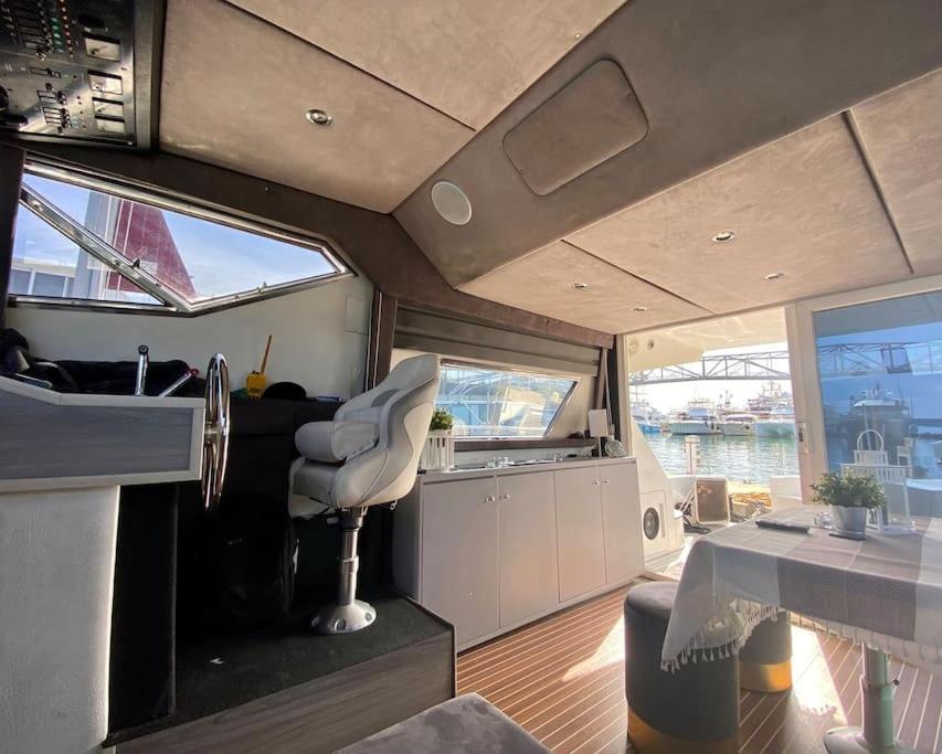 Barco Muy Romantico Con Parking! Сант Адриа де Бесос Екстериор снимка